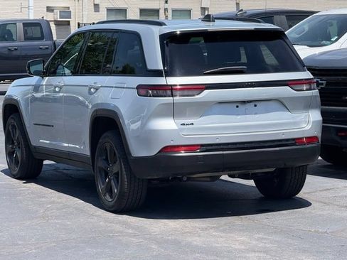 Used 2024 Jeep Grand Cherokee Altitude AWD/4WD image 5