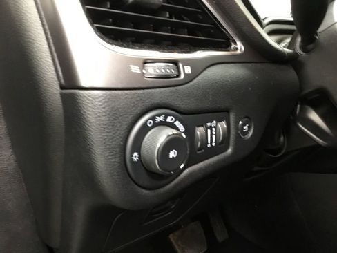 Used 2022 Jeep Cherokee Limited image 8