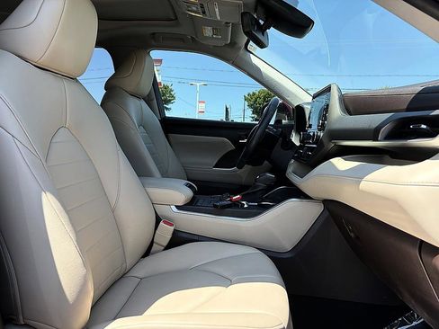 Used 2022 Toyota Highlander XLE FWD image 13