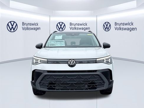 New 2026 Volkswagen Taos SE image 2