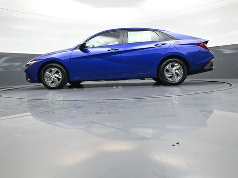Used 2025 Hyundai Elantra SE FWD image 31