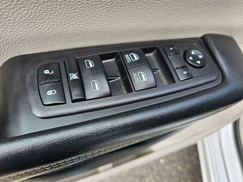 Used 2023 Chrysler Pacifica Touring-L FWD image 19
