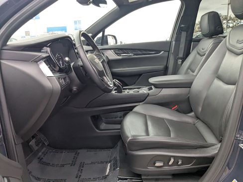 Used 2025 Cadillac XT6 Premium Luxury image 17