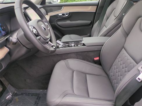 Certified 2025 Volvo XC90 B6 Plus AWD/4WD image 16