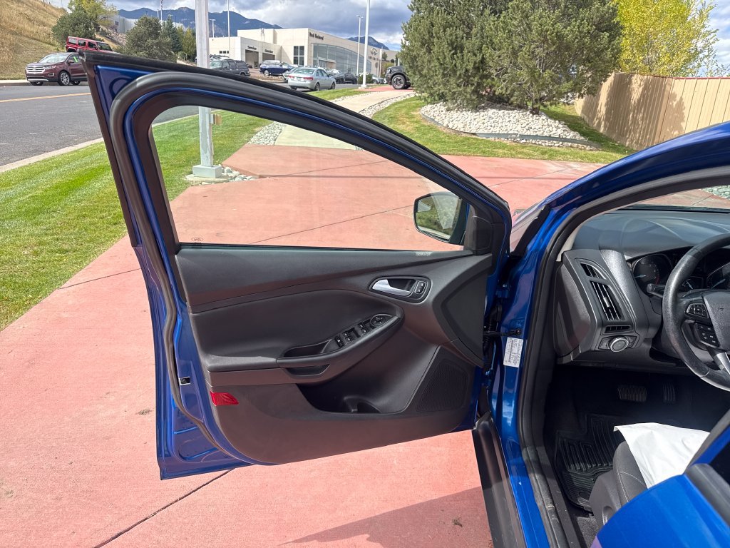 Used 2018 Ford Focus SE w/ Cold Weather Package FWD image 11