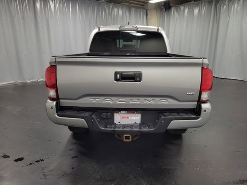 Used 2017 Toyota Tacoma TRD Off-Road w/ Premium & Technology Package image 7