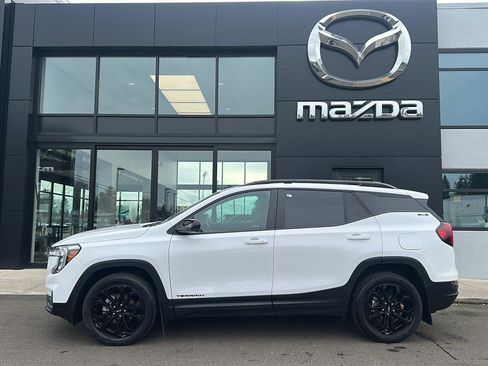 Used 2022 GMC Terrain SLE w/ Driver Convenience Package image 1