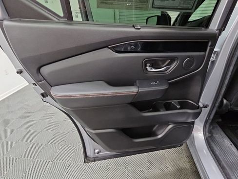Used 2025 Honda Pilot TrailSport image 32