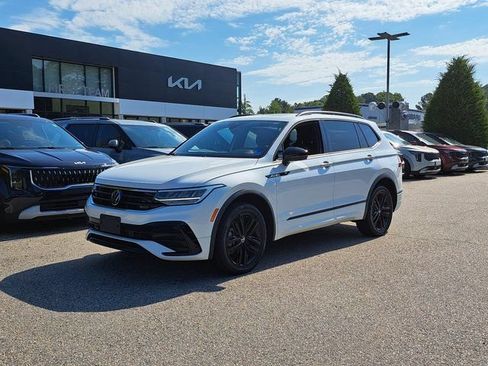 Used 2022 Volkswagen Tiguan SE R-Line AWD/4WD image 2
