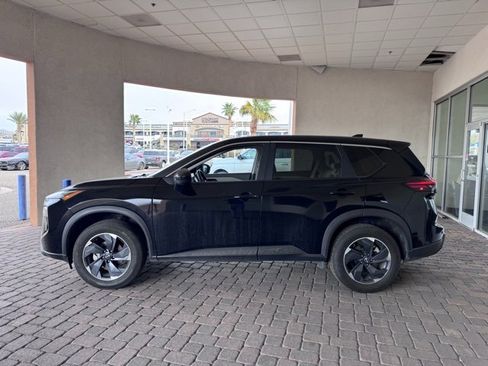 Used 2024 Nissan Rogue SV image 2