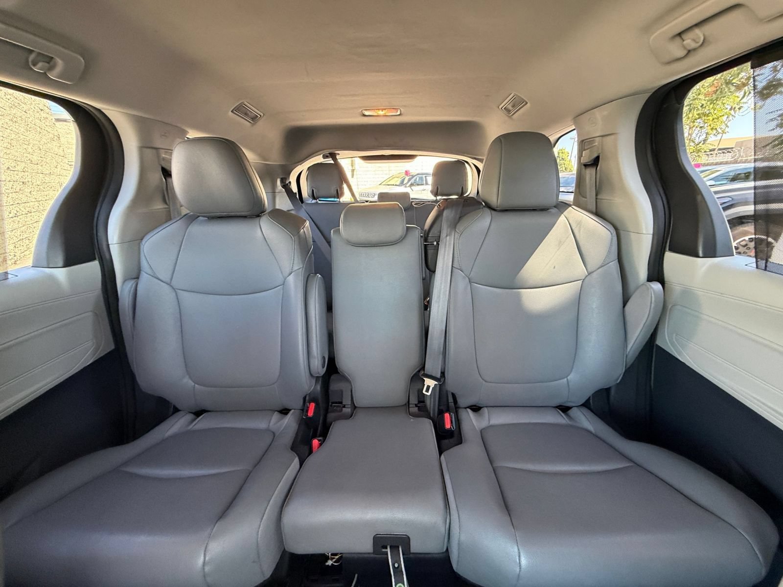 Used 2024 Toyota Sienna XLE FWD image 40