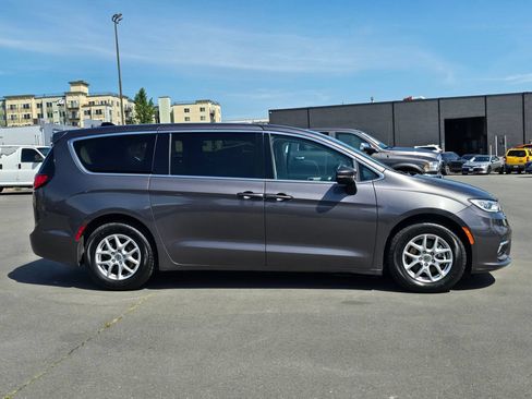 Used 2023 Chrysler Pacifica Touring-L FWD image 9