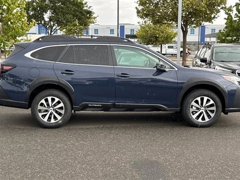 Used 2025 Subaru Outback Premium image 3
