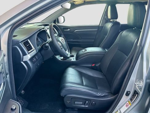 Used 2017 Toyota Highlander Limited AWD/4WD image 19