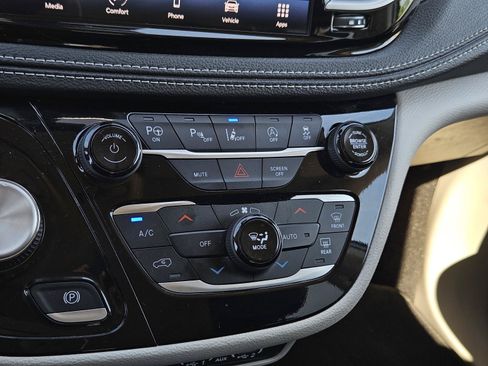 Used 2024 Chrysler Pacifica Touring-L FWD image 23