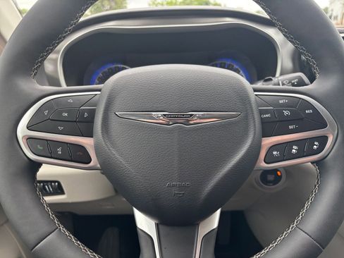 Used 2024 Chrysler Pacifica Touring-L image 28