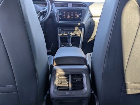 Used 2024 Volkswagen Tiguan SE image 30