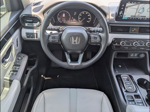 Certified 2025 Honda Pilot Touring image 8