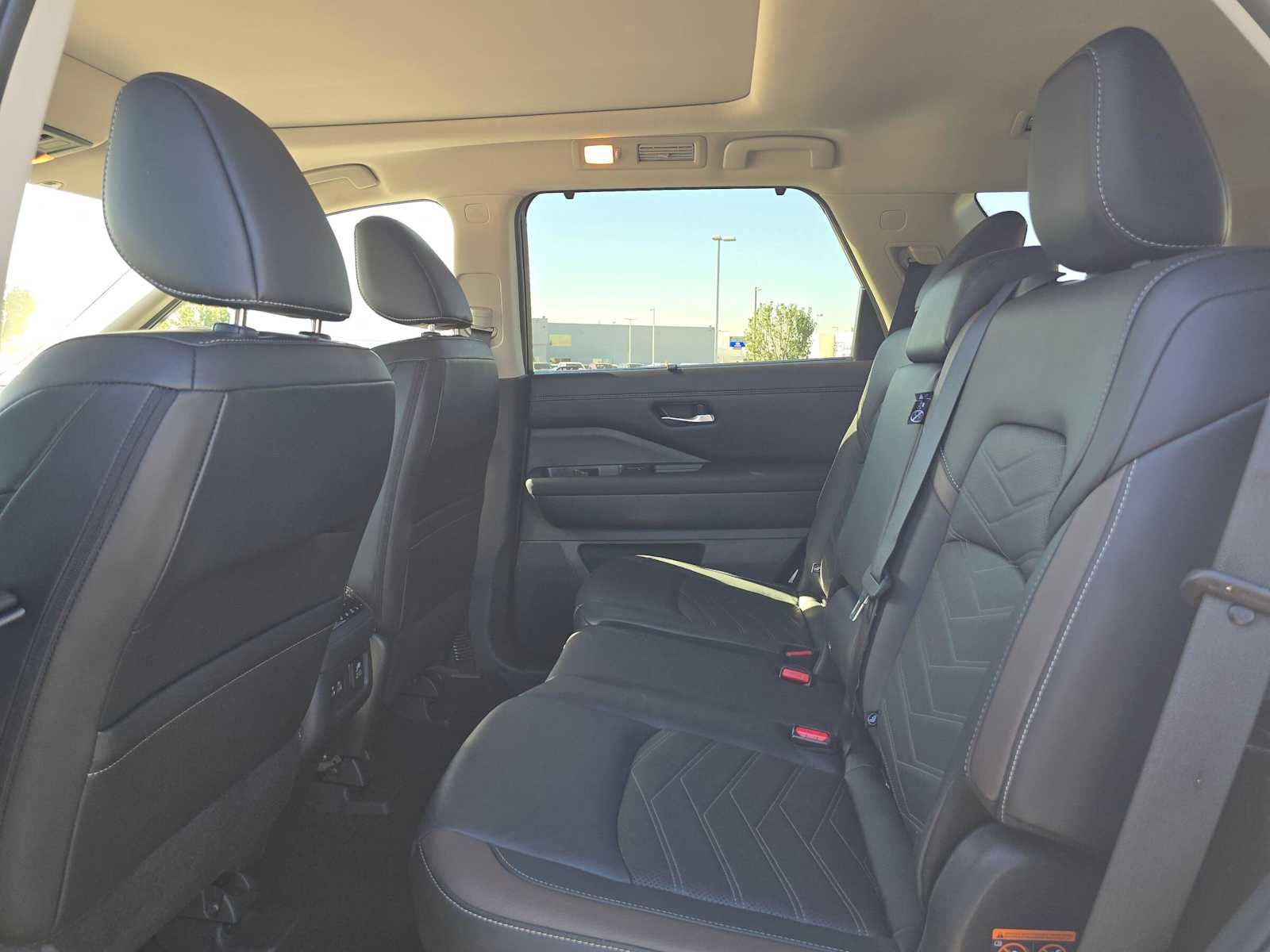Used 2023 Nissan Pathfinder Platinum w/ Lighting Package (N93) FWD image 18
