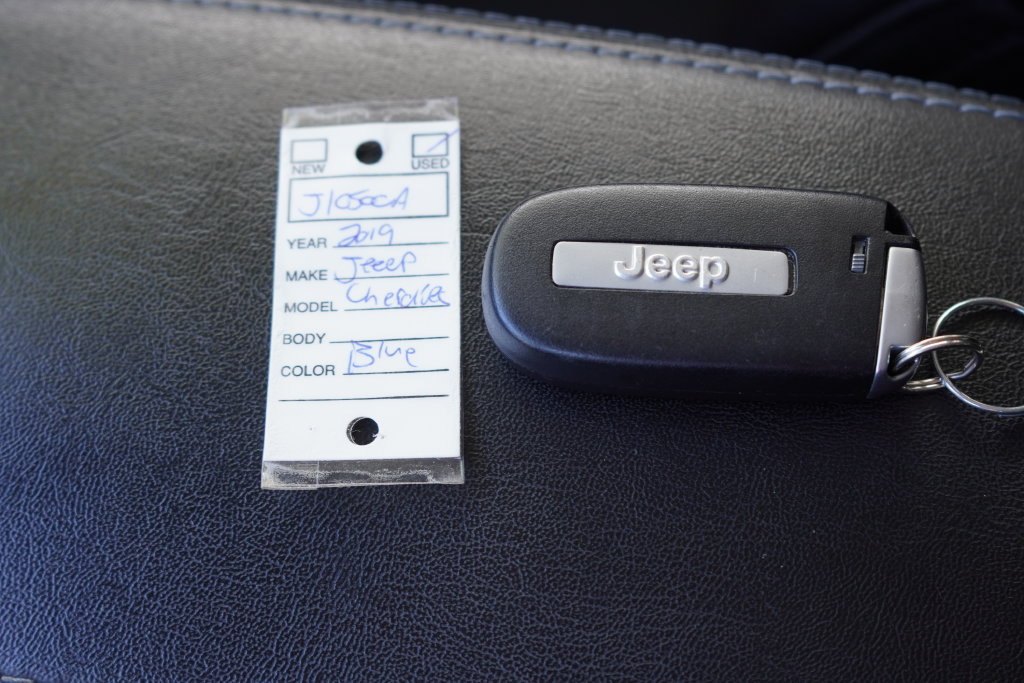 Used 2019 Jeep Cherokee Latitude Plus w/ Cold Weather Group AWD/4WD image 35