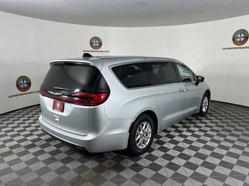 Used 2024 Chrysler Pacifica Touring-L FWD image 16