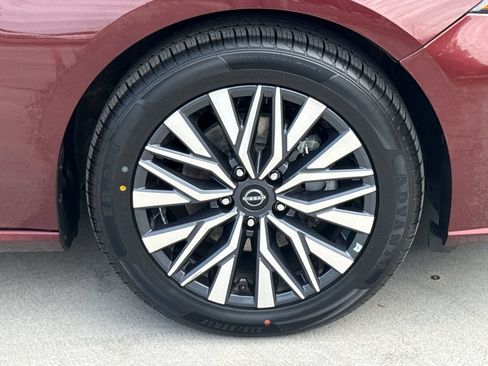 Used 2024 Nissan Altima 2.5 SV FWD image 11