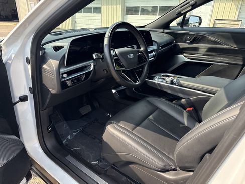 Used 2024 Cadillac Lyriq Luxury AWD/4WD image 16