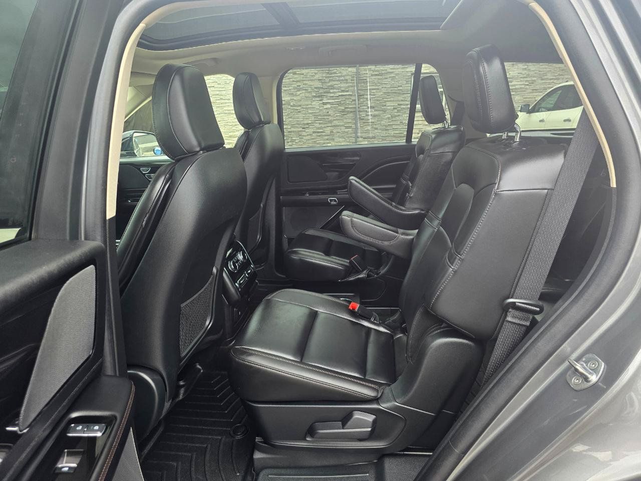 Used 2024 Lincoln Aviator AWD w/ Premium Package image 15