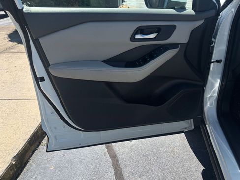 Used 2025 Nissan Rogue SV AWD/4WD image 18