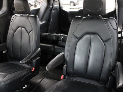 Used 2019 Chrysler Pacifica Touring-L Plus w/ S Appearance Package FWD image 19