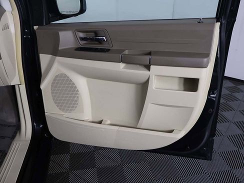 Used 2008 Chrysler Town & Country LX image 17