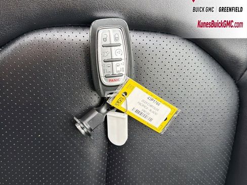Used 2025 Chrysler Pacifica Select FWD image 44