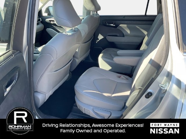 Used 2021 Toyota Highlander XLE AWD/4WD image 14