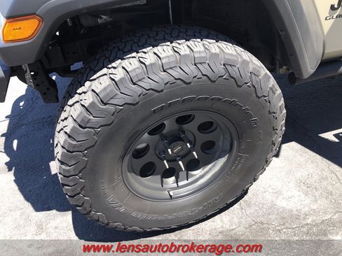 Used 2020 Jeep Gladiator Sport w/ Quick Order Package 24S AWD/4WD image 9