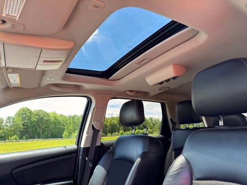 Used 2018 Dodge Journey Crossroad w/ Nav & Sun Group FWD image 3