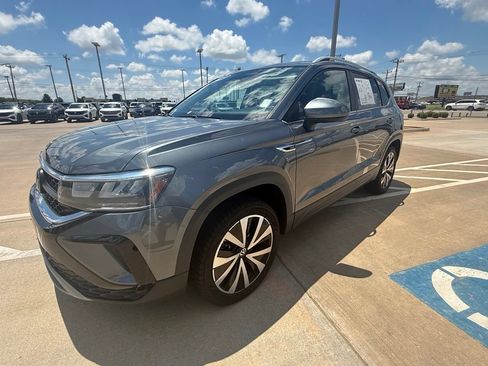 Certified 2023 Volkswagen Taos SE FWD image 1