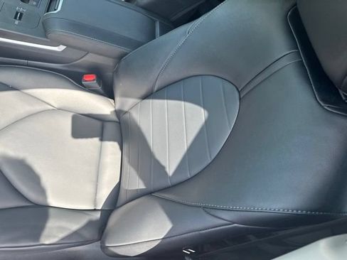 Used 2025 Toyota Highlander XLE AWD/4WD image 12