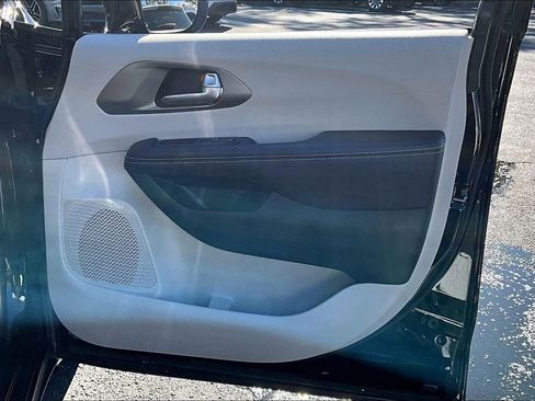 Used 2024 Chrysler Pacifica Touring-L image 27