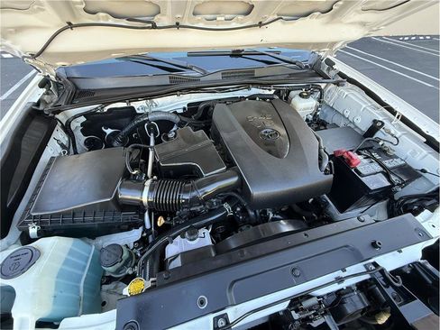 Used 2017 Toyota Tacoma TRD Off-Road w/ Tow Package (A/T) image 26