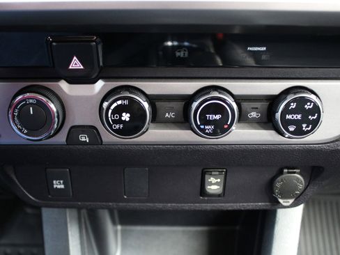 Used 2016 Toyota Tacoma SR5 w/ SR5 Appearance Package (SN) image 33