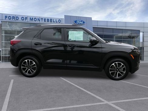 Used 2025 Chevrolet TrailBlazer LT FWD image 2