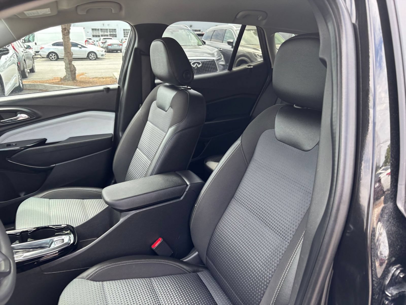 Used 2025 Chevrolet Trax LT FWD image 36