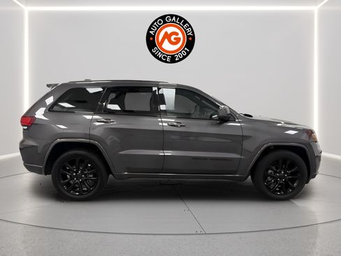 Used 2020 Jeep Grand Cherokee Altitude RWD image 2