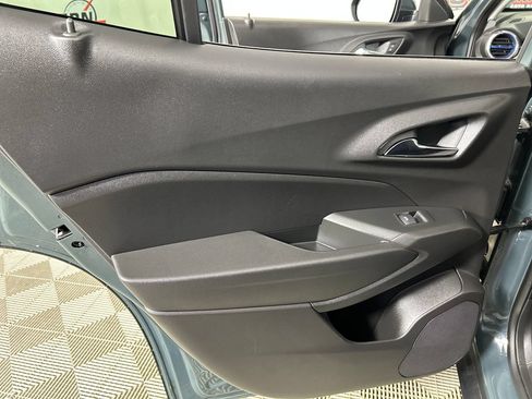 Used 2025 Chevrolet Trax LT FWD image 16