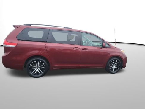 Used 2011 Toyota Sienna LE image 7