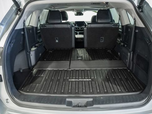 Used 2025 Toyota Highlander XLE AWD/4WD image 9
