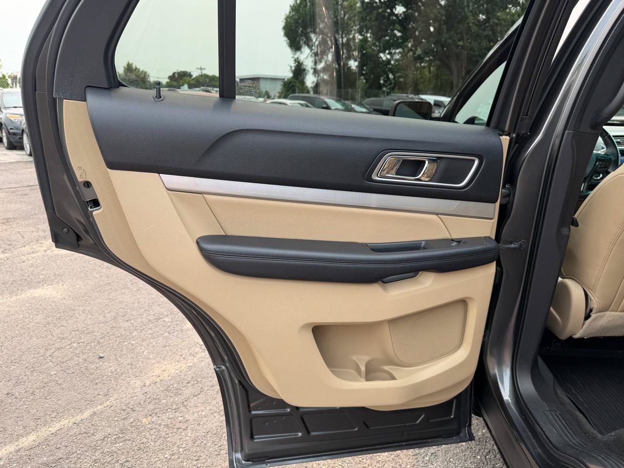 Used 2017 Ford Explorer XLT w/ Equipment Group 202A AWD/4WD image 21