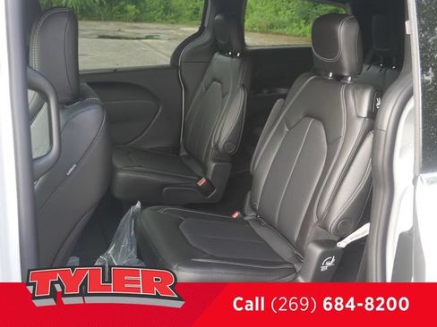 New 2027 Chrysler Pacifica Select FWD image 39