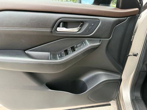 Used 2022 Nissan Rogue SL FWD image 11