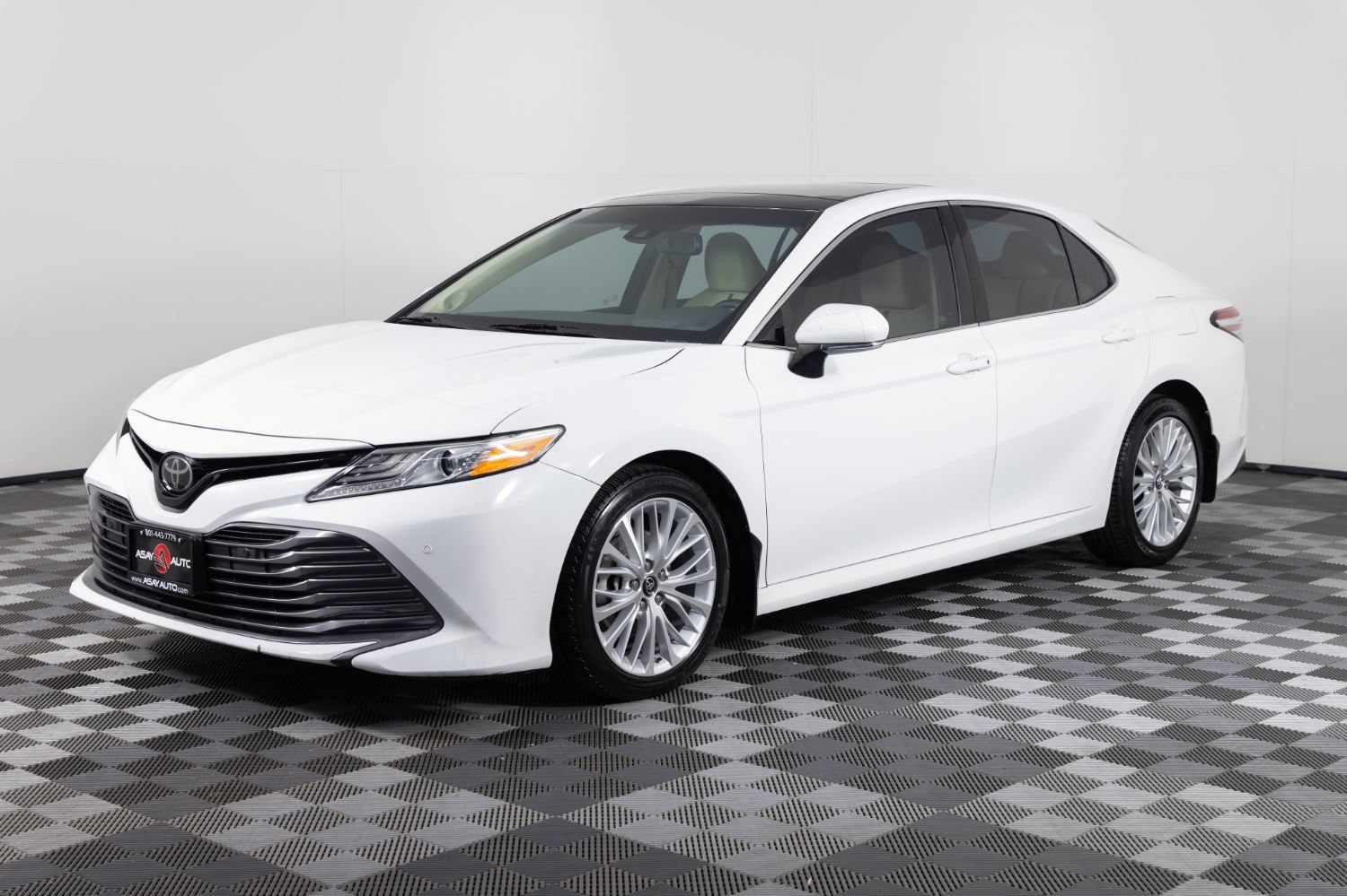 Used 2018 Toyota Camry XLE FWD image 1
